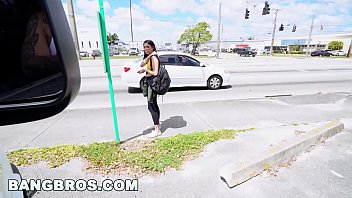 mulher gozando pegando uma morena estranho e comendo dentro do carro