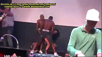 funk porno gostosa no meio do palco se assanhando com os musicos