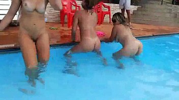 lindas bucetas gostosas na piscina dançando com muito tesão