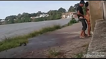 caiu na net sexo com uma morena em público do lado do lago