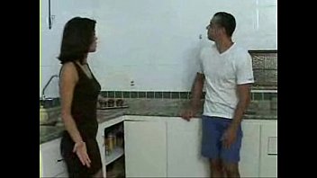 comendo cunhada dentre da cozinha e deixando ela quente no sexo.