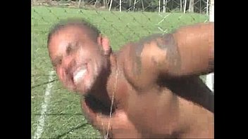 x video gay brasileiro dois machos em um campo de futebol se pegando