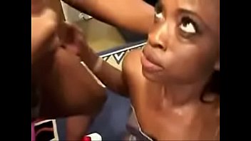 filmes completos porno negra dando gostoso para o amigo no sofá