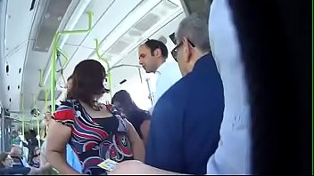 samba poro encoxando na vadia dentro do onibus em um sexo amador